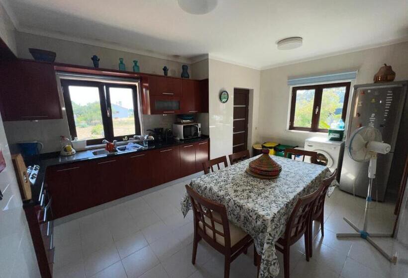 Moradia Com Piscina E Jardim