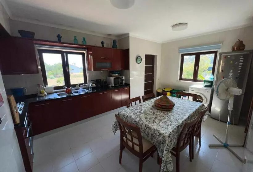 Moradia Com Piscina E Jardim