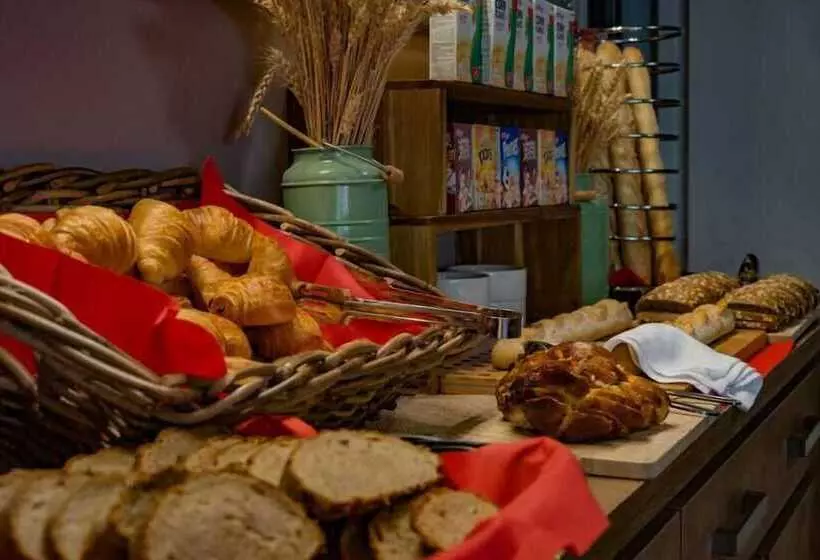 Отель Manoir De Kerhuel De Quimper