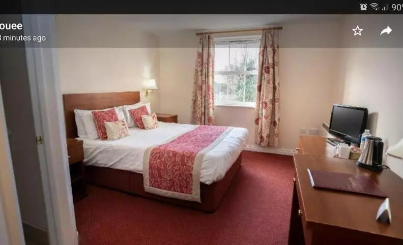 Hotel The Emmbrook Inn