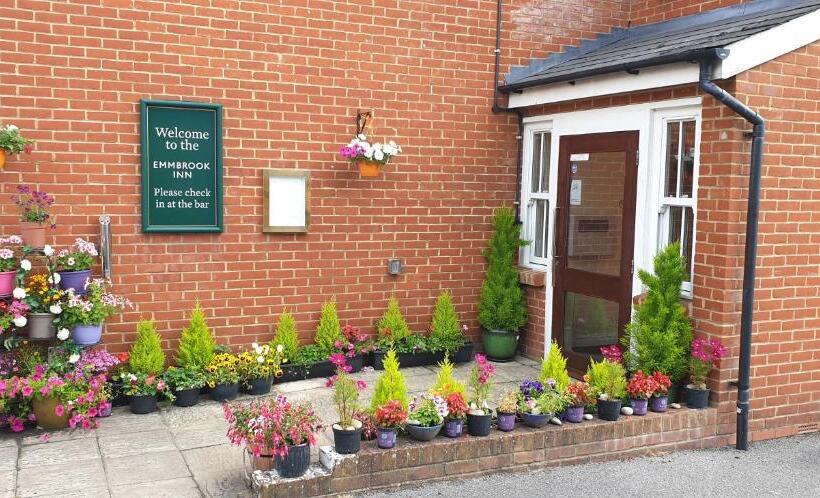 فندق The Emmbrook Inn