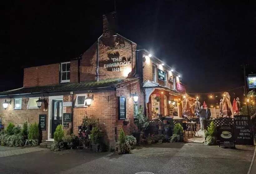 Hotel The Emmbrook Inn