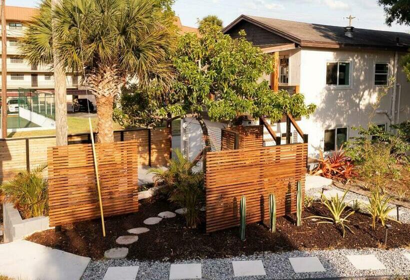 Shares View Luxury Apt