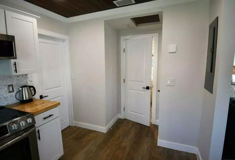 Shares View Luxury Apt