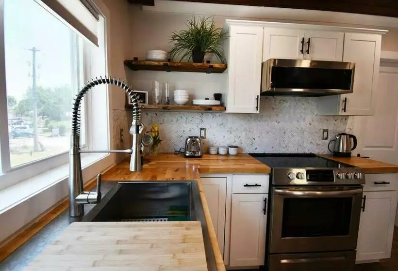 Shares View Luxury Apt