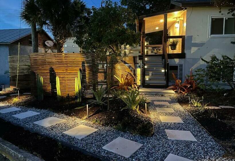 Shares View Luxury Apt