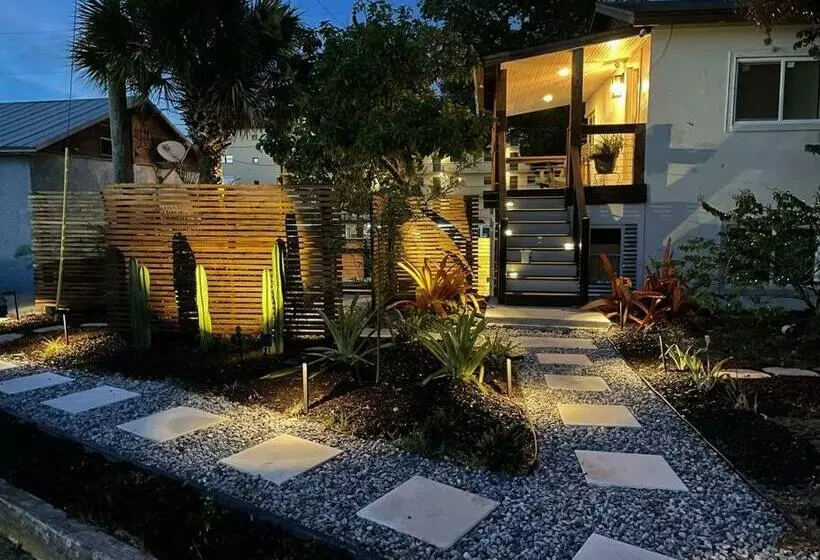 Shares View Luxury Apt