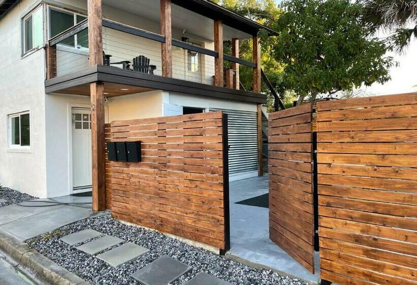 Shares View Luxury Apt