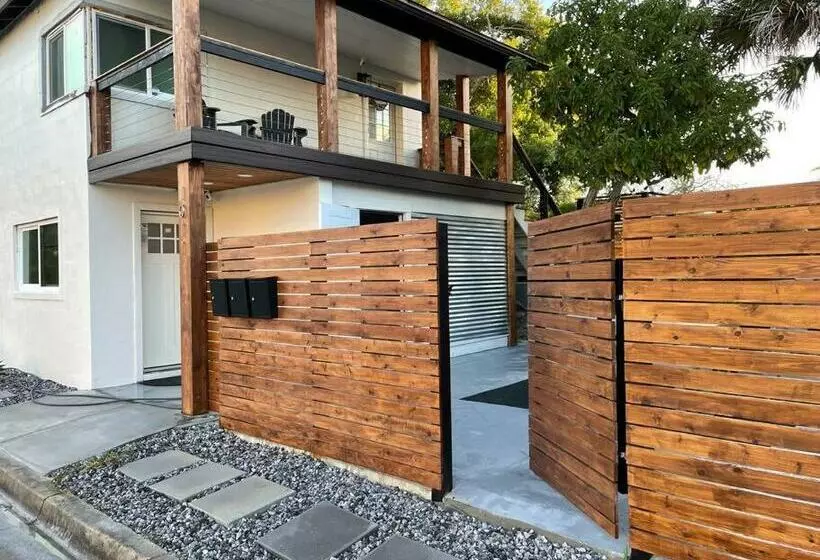 Shares View Luxury Apt