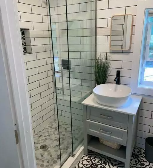 Shares View Luxury Apt