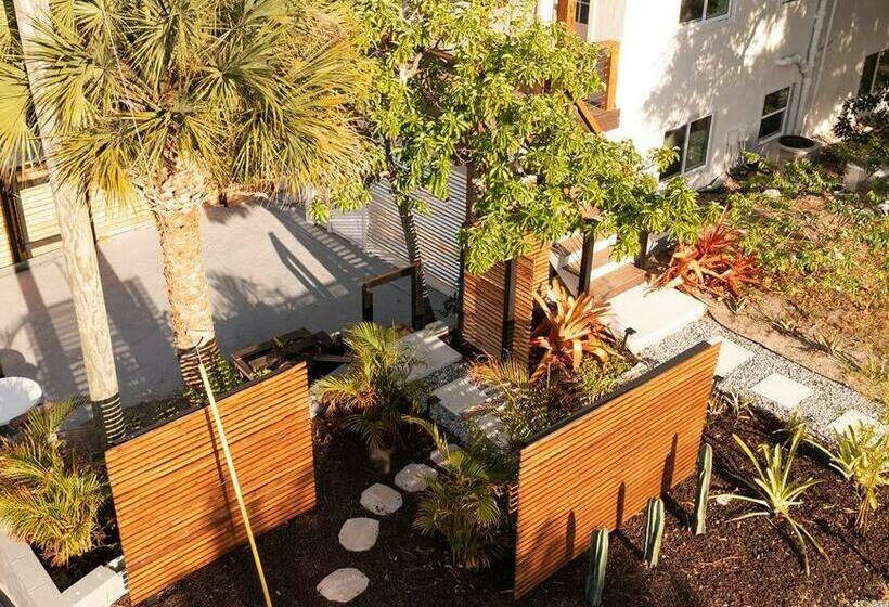 Shares View Luxury Apt