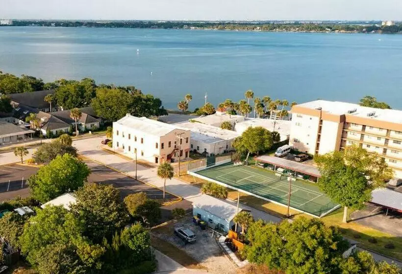 Shares View Luxury Apt