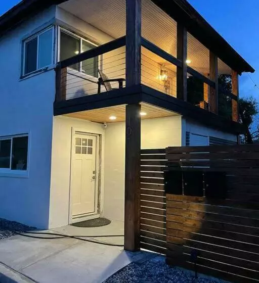 Shares View Luxury Apt