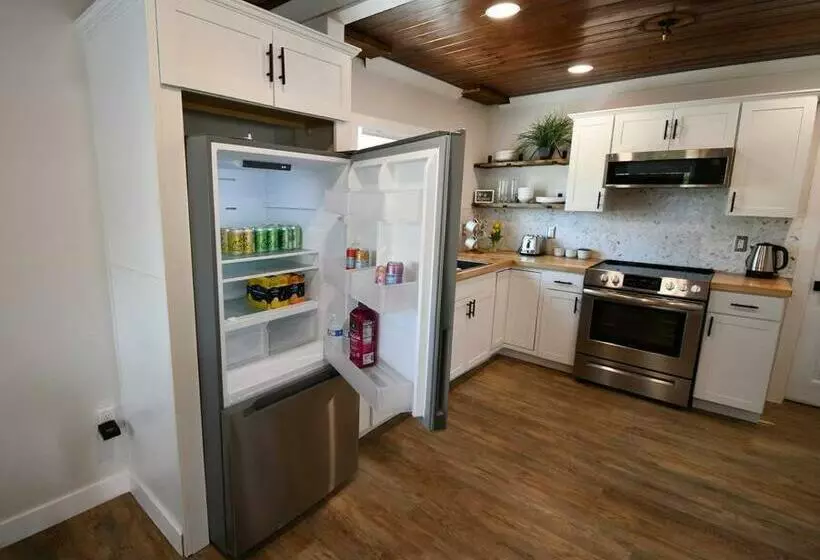 Shares View Luxury Apt