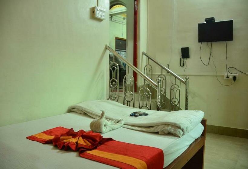 هتل Staymaker Royal Residency