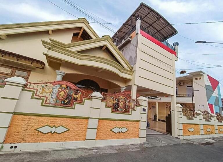 Отель Reddoorz Syariah @ Aura Homestay