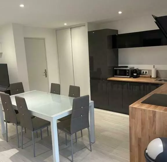 Appartement Bas De Villa Avec Piscine Privée Partagée Proche Bord De Mer