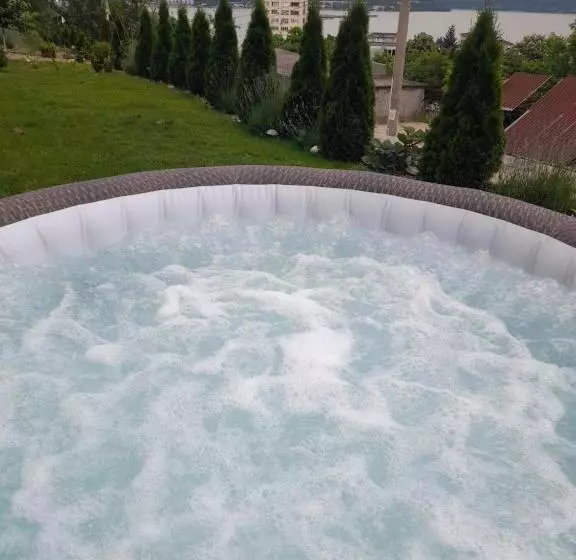 پانسیون Casa Adrian
