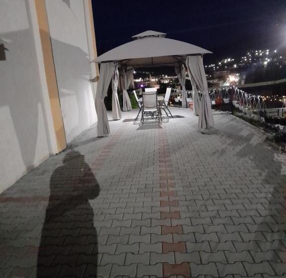 פנסיון Casa Adrian