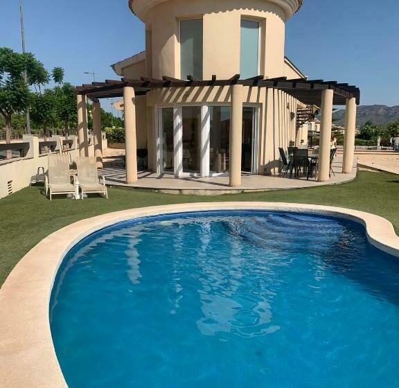 Captivating 3bed Villa In Murcia With Private Pool