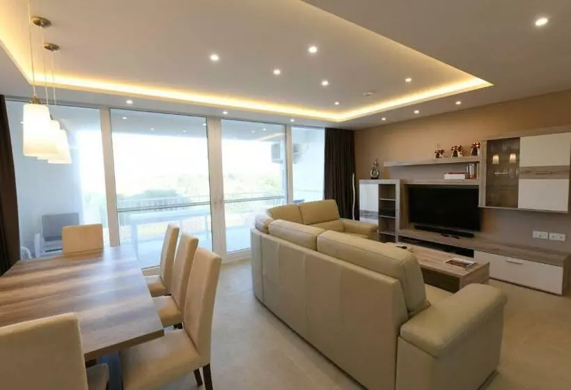 Wileg 4b Luxury Two Bedroom Apartment With Shared Swimming Pool