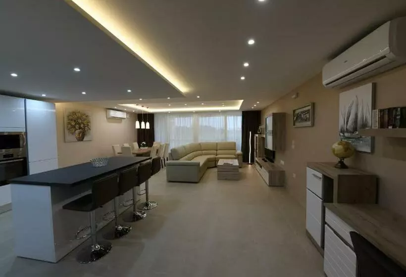 Wileg 4b Luxury Two Bedroom Apartment With Shared Swimming Pool