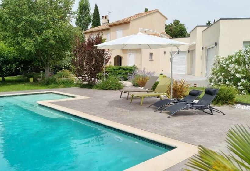 Villa Avec Jardin Ombragé, Piscine Et Parking