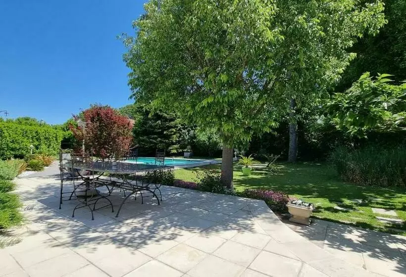 Villa Avec Jardin Ombragé, Piscine Et Parking