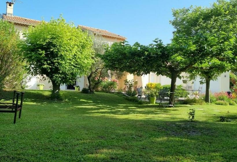 Villa Avec Jardin Ombragé, Piscine Et Parking