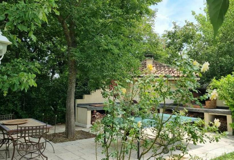 Villa Avec Jardin Ombragé, Piscine Et Parking