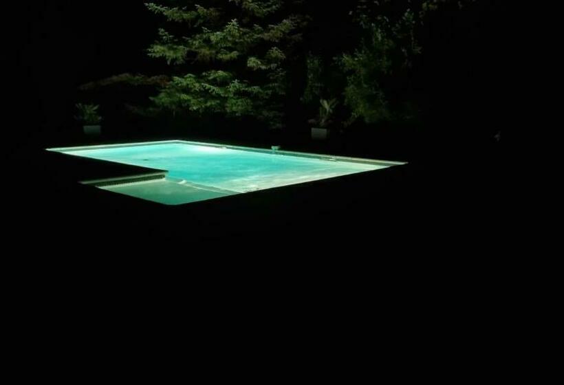 Villa Avec Jardin Ombragé, Piscine Et Parking