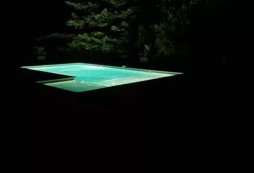 Villa Avec Jardin Ombragé, Piscine Et Parking