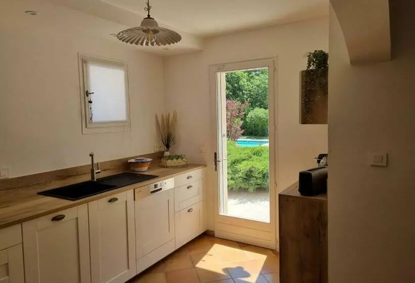 Villa Avec Jardin Ombragé, Piscine Et Parking