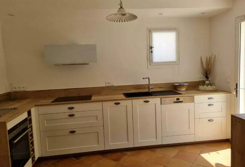 Villa Avec Jardin Ombragé, Piscine Et Parking