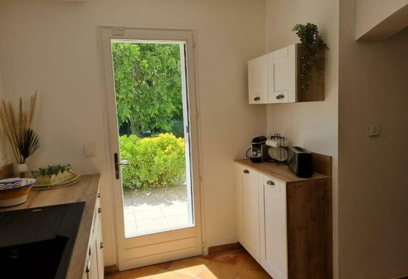 Villa Avec Jardin Ombragé, Piscine Et Parking