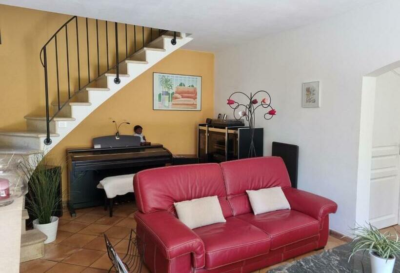 Villa Avec Jardin Ombragé, Piscine Et Parking