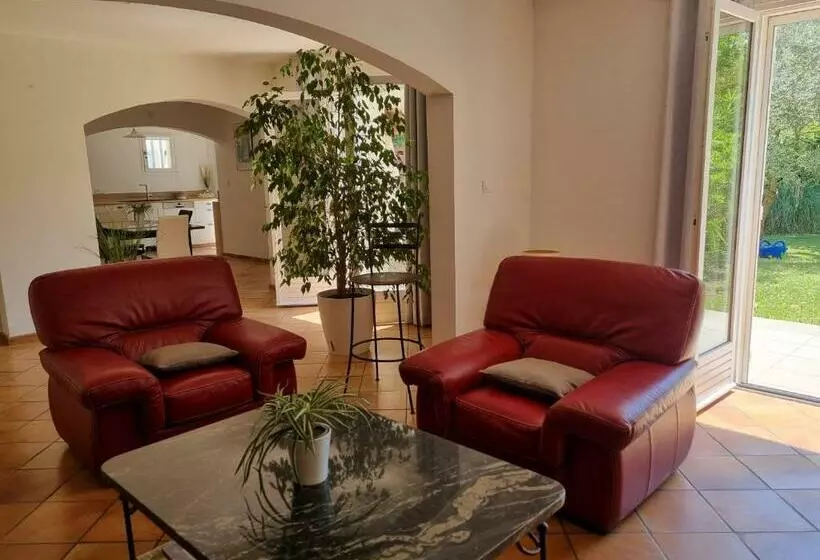 Villa Avec Jardin Ombragé, Piscine Et Parking