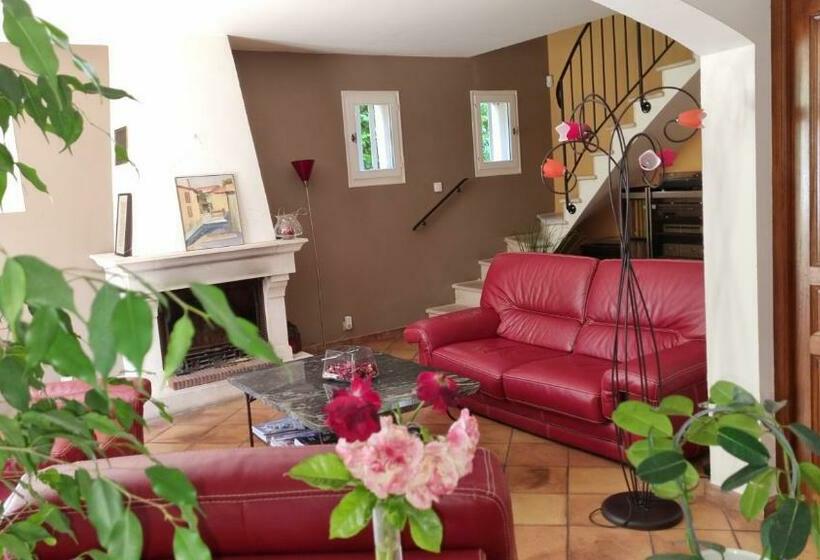 Villa Avec Jardin Ombragé, Piscine Et Parking