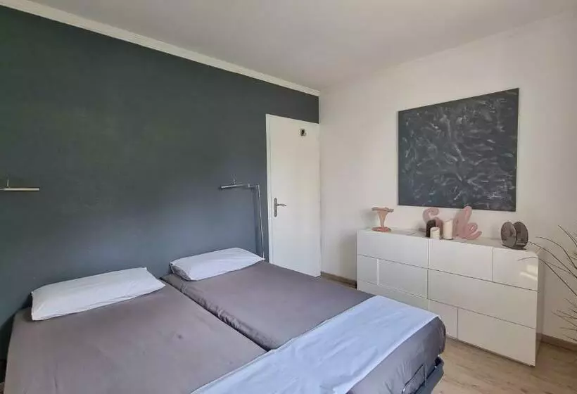 Villa Avec Jardin Ombragé, Piscine Et Parking