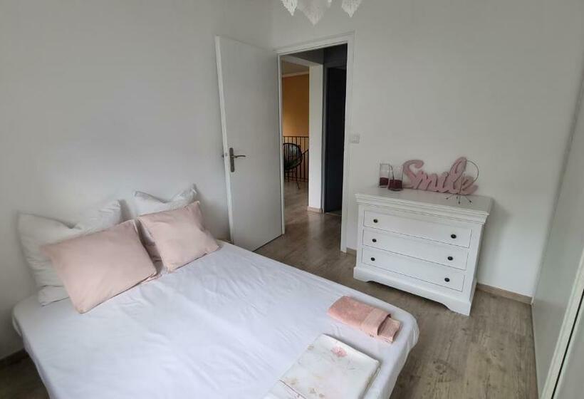 Villa Avec Jardin Ombragé, Piscine Et Parking