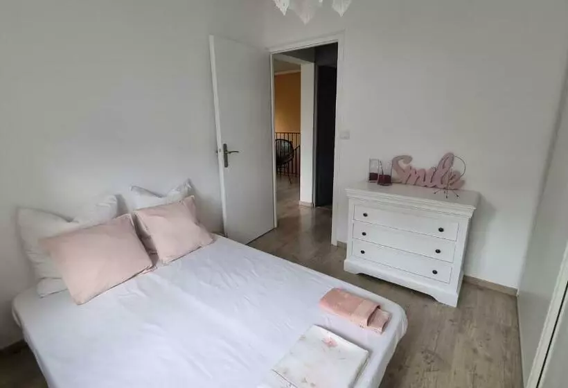 Villa Avec Jardin Ombragé, Piscine Et Parking