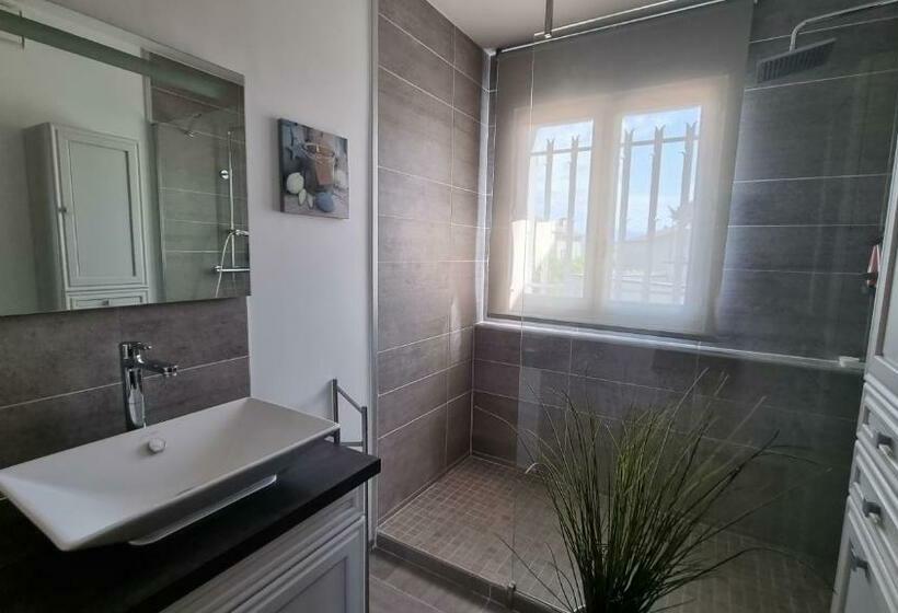 Villa Avec Jardin Ombragé, Piscine Et Parking