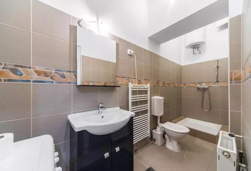 هتل 7seasons Central Suites