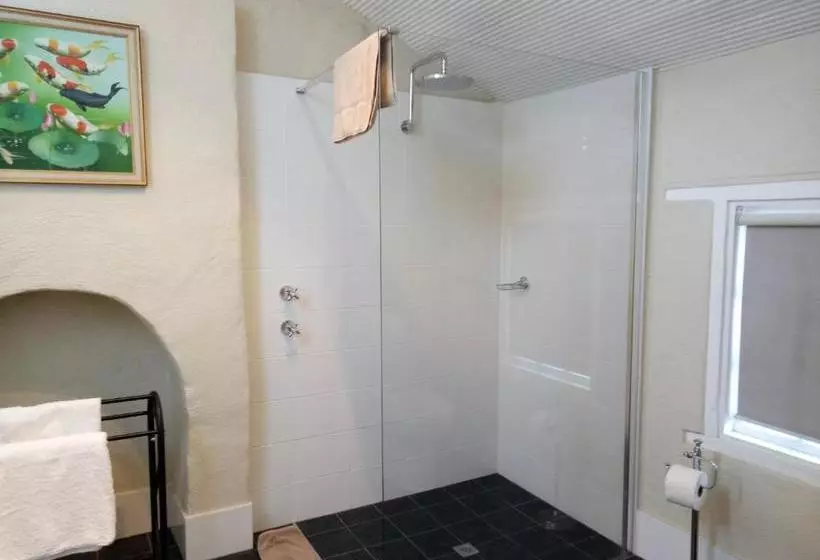 فندق Faversham House