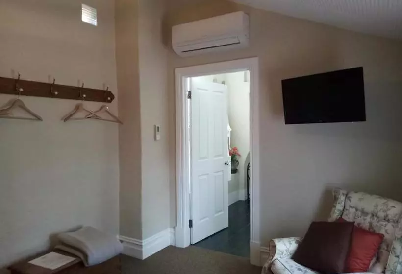 فندق Faversham House