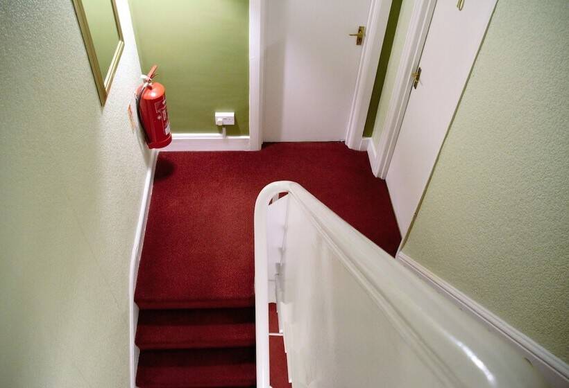 بنسيون Crown Lodge Guest House