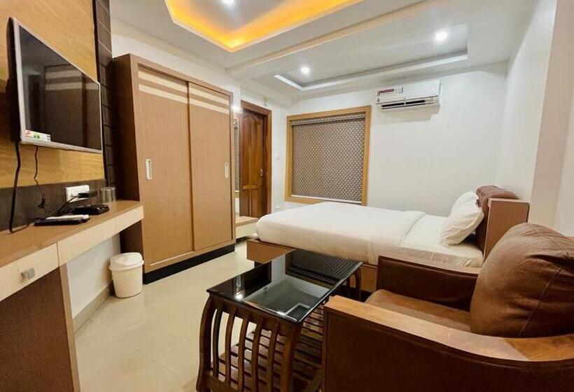 호텔 Auhtel Kannur