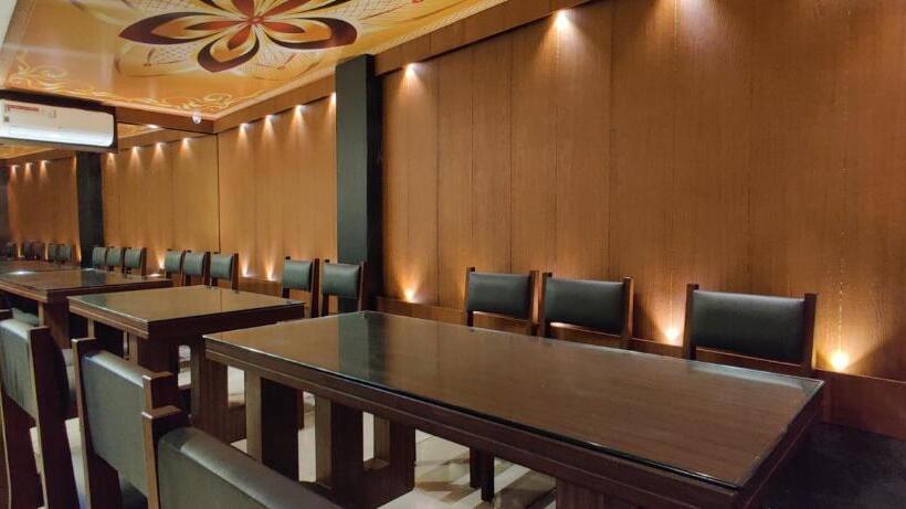 호텔 Auhtel Kannur