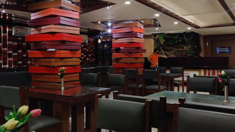 호텔 Auhtel Kannur