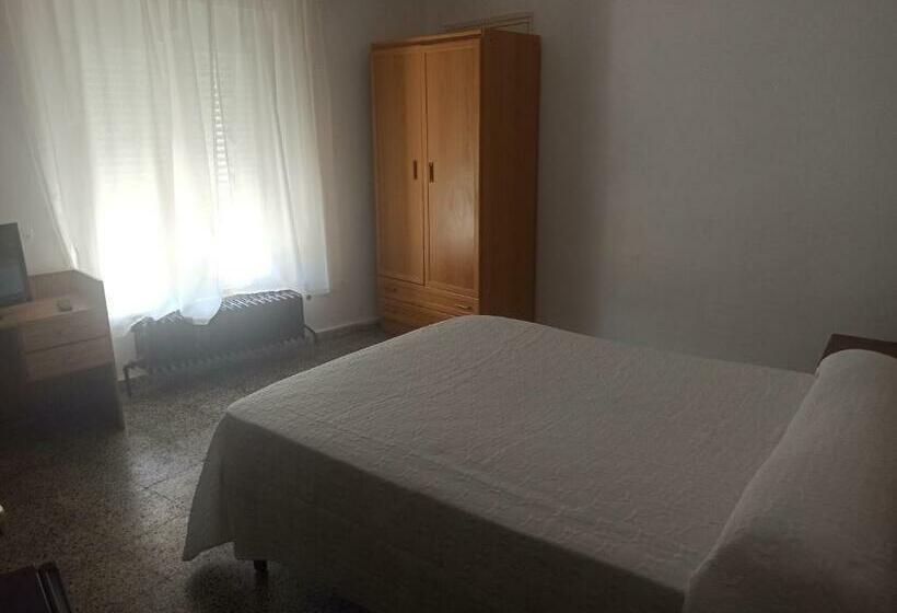 بنسيون Hostal Restaurante El Burguiyo